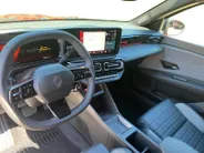 Renault 4 comfort range iconic canvas dak 52 kWh elektrisch vouwdak , nu met 1800,- voorraad korting .  Apple Carplay/Android Auto , Pack Advanced Driving Assist , Harman/kardon premium audio , lichtmetalen velgen 18' , voorstoelen verwarmd , warmtepomp , navigatie