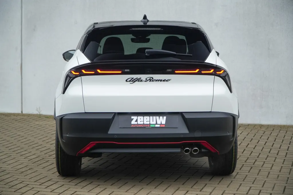 Alfa Romeo Junior 1.2 Turbo 136 PK Ibrida Speciale | Techno | Camera | Navi | Carp