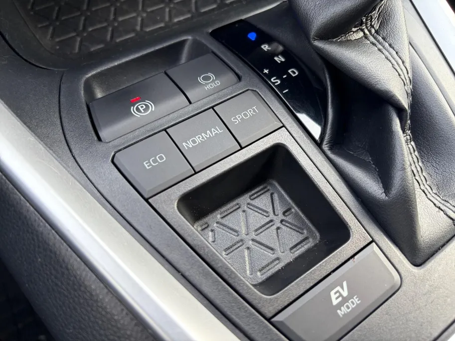 Toyota RAV4 2.5 Hybrid Active Trekhaak afneembaar , climate , navi , cruise , camera , lm velgen .