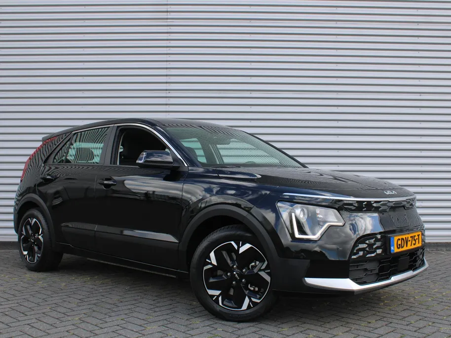Kia Niro EV Light Edition 64.8 kWh | Camera | Cruise adapt. | Clima | 17' LM | Navi | Keyless | All season banden | 17% bijtelling |