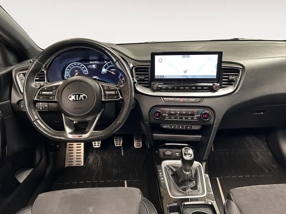 Kia ProCeed 1.0 T-GDI GT-Line | Elektrisch Glazen Schuif / Kanteldak | Apple Carplay / Android Auto | Navigatiesysteem | Stoel + Stuurverwarming | Licht + Regensensor | Parkeersensoren + Camera Achter | Cruise Control | 17” Lichtmetalen Velgen | Climate Control Rijst