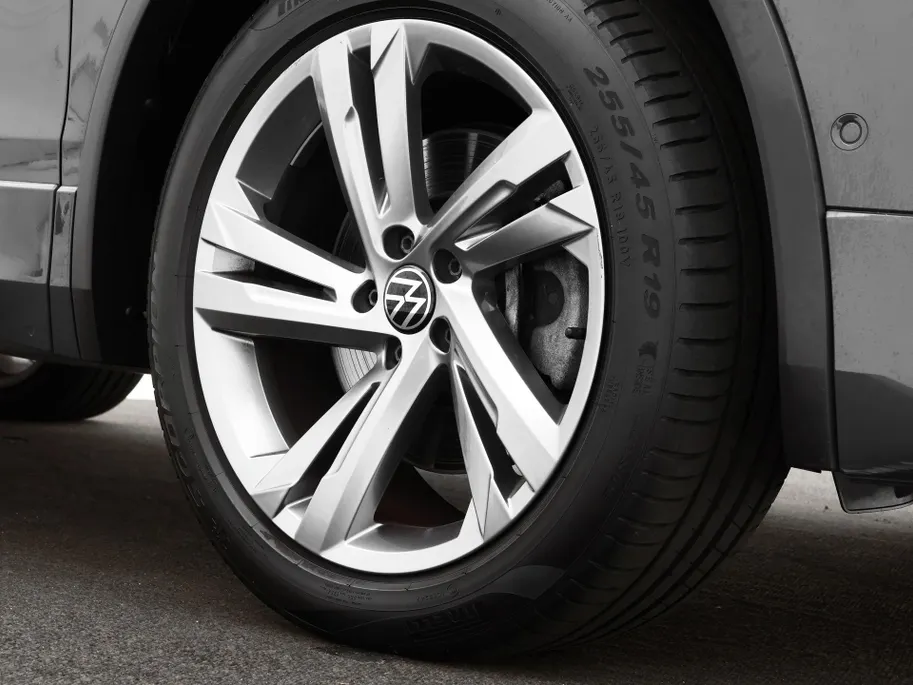 Volkswagen Tiguan 1.4 TSI 245pk DSG eHybrid R-Line Business · Apple/Android Car Play · Wegklapbare Trekhaak · Alarm · Dodehoek Detectie · Stoel-& Stuurverwarming · 19'' Inch ·
