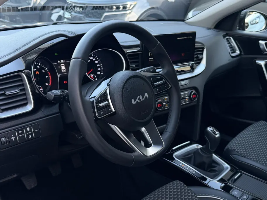 Kia XCeed 1.0 T-GDi DynamicLine | Trekhaak | Achteruitrijcamera | Parkeersensoren achter | Apple/Android Carplay | Navi | Climate Control | LMV
