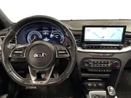 Kia ProCeed 1.0 T-GDI GT-Line | Elektrisch Glazen Schuif / Kanteldak | Apple Carplay / Android Auto | Navigatiesysteem | Stoel + Stuurverwarming | Licht + Regensensor | Parkeersensoren + Camera Achter | Cruise Control | 17” Lichtmetalen Velgen | Climate Control Rijst