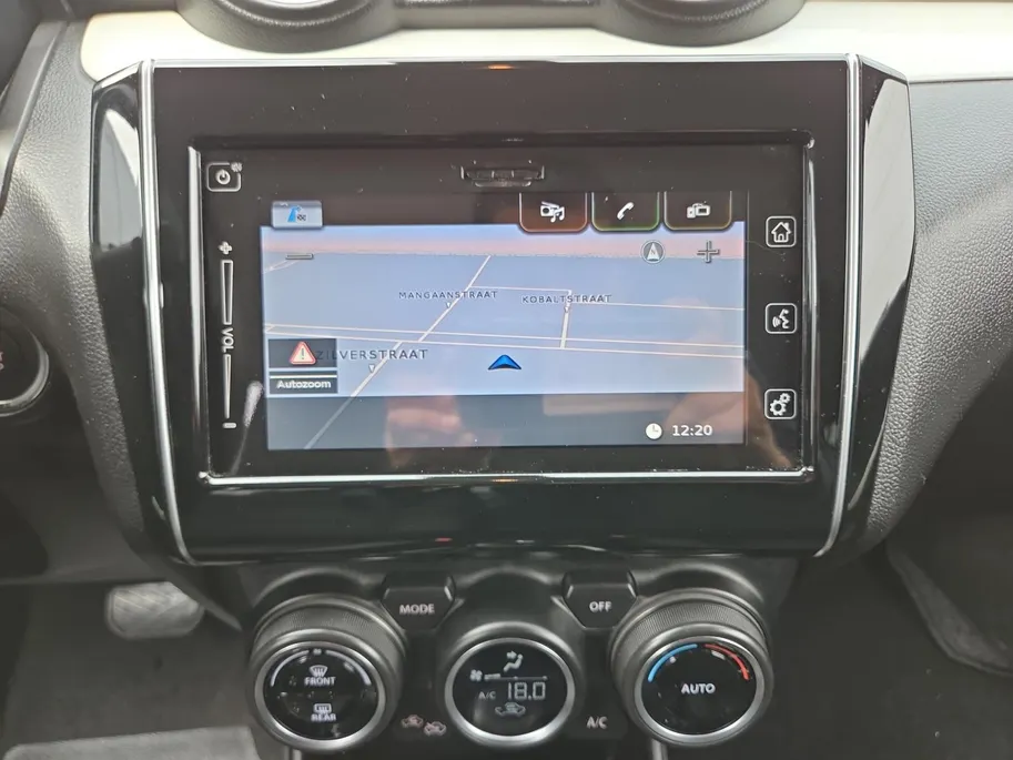 Suzuki Swift 1.0 Stijl Automaat | Navi | Camera | Cruise & climate control | Stoelverwarming | Two-tone Metallic lak | Apple Carplay/Android Auto | Bovag garantie | NAP