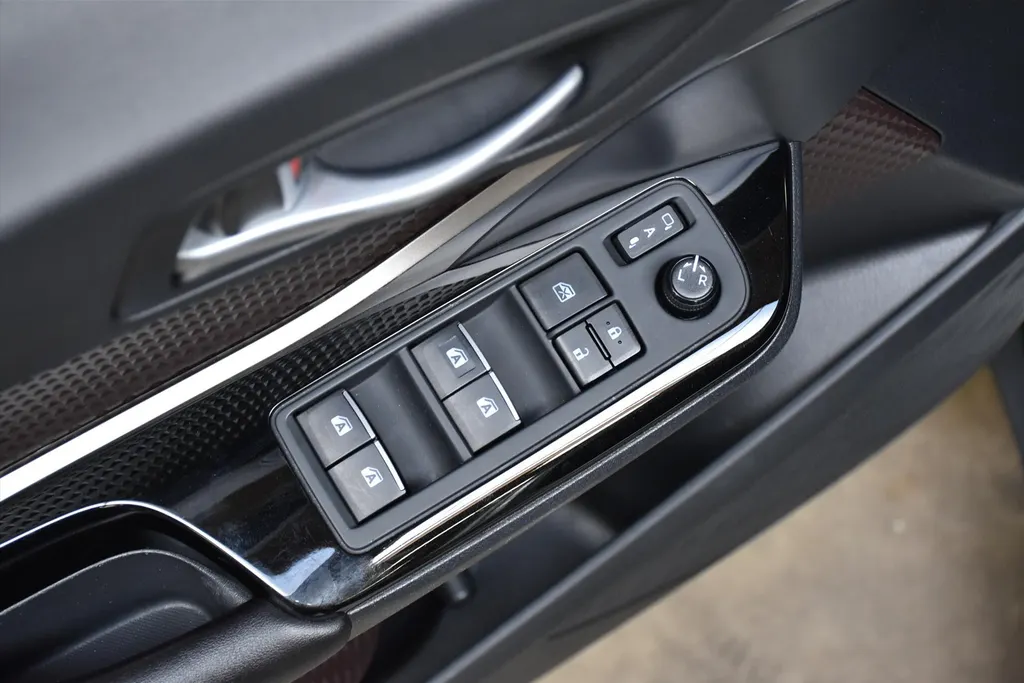 Toyota C-HR 1.8 Hybrid 122pk CVT Bi-Tone Navigatie | Cruise | Clima | PDC |Half Leer | Parlemoer Wit