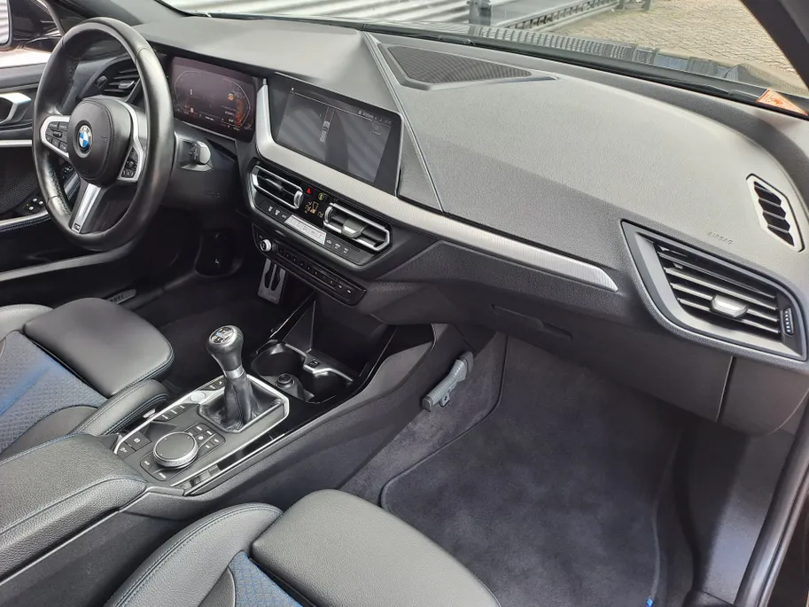 BMW 1 Serie 118i Business Edition M-exterieur pakket | Digitaal cockpit | Navigatie | Cruise | Climate | M-bekleding | M-stuur | Apple Carplay/Android Auto
