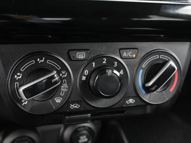 Suzuki Swift 1.2 Select Smart Hybrid | Navi | Cruise | Safety Pack | Camera