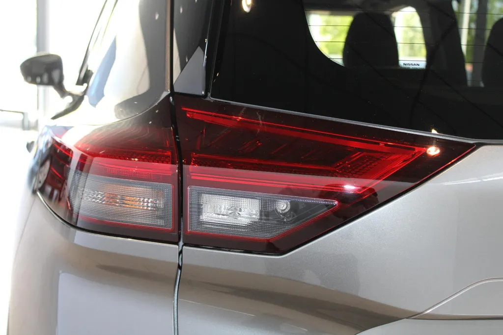 Nissan X-Trail 1.5 e-Power Tekna Plus | Naviagtie| 360grd camera| Pdc voor en achter| Climate controle 3 zones| Stoel-, stuur- en voorruit verwarming| Lederen bekleding| 19inch Wielen| Stoel geheugen|