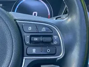 Kia e-Niro DynamicPlusLine 64 kWh Climate control | Stoel,- en stuurverwarming | Parkeercamera | Cruise control | Elek. schuif/kanteldak | 16 inch LM velgen |