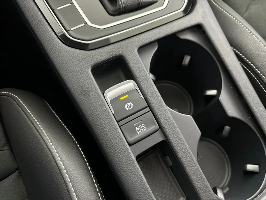 Volkswagen Passat Variant 1.5 TSI R-Line Business + DSG Automaat | Panoramadak | Trekhaak | Elektrische Stoelen