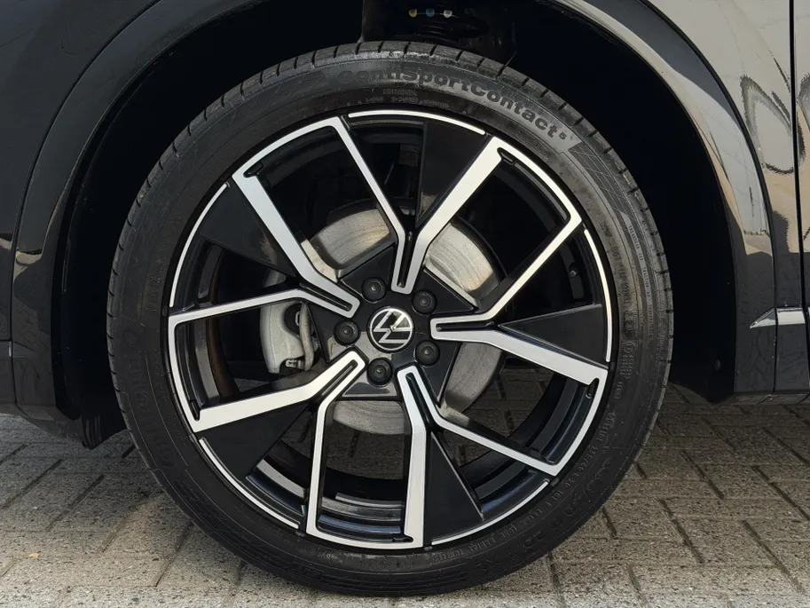 Volkswagen Tiguan 1.5 eTSI R-Line Business | Elektrisch wegklapbare trekhaak | Stoelmassage | Elektrisch bedienbare achterklep | Achteruitrijcamera | Parkeersensoren voor- en achter | Navi | Adaptive cruise control | Sportstoelen