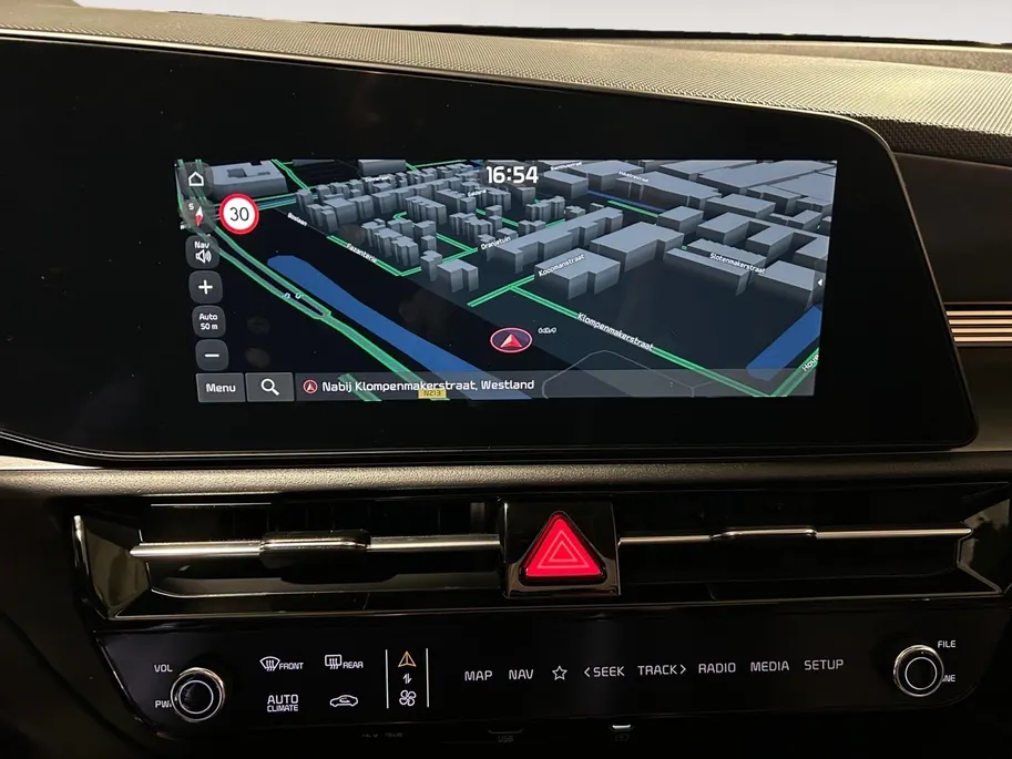 Kia Niro 1.6 GDi Hybrid DynamicPlusLine | Navigatiesysteem | Apple Carplay / Android Auto | Licht + Regensensor | Stoel + Stuurverwarming| Elektrisch bedienbaar Schuifdak | Elektrische Achterklep | Parkeersensoren Voor + Achter | Cruise Control Adaptief | Rijstroo