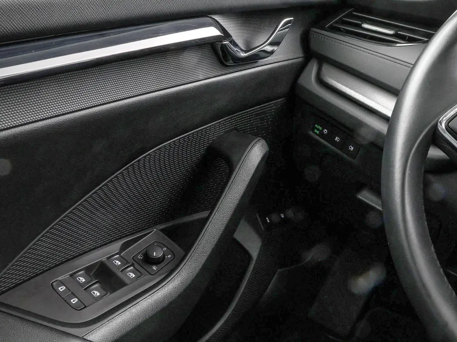 Škoda Octavia Combi 1.4 TSI iV PHEV 204pk DSG Business Edition · Stuur- & Stoelverwarming · Apple/Android Car Play · Cruise Control · Elek. Achterklep · Draadloze Telefoonlader ·