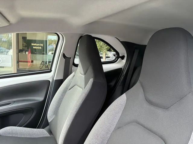 Toyota Aygo X 1.0 VVT-i first Edition | Stoelverwarming | Apple Car-Play