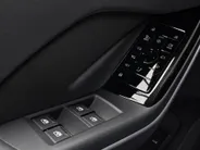 Audi Q6 e-tron Advanced quattro 100 kWh 388PK · Panoramadak · Leder · Trekhaak · 360°Camera · Garantie t/m 25-10-2030 of 100000km.