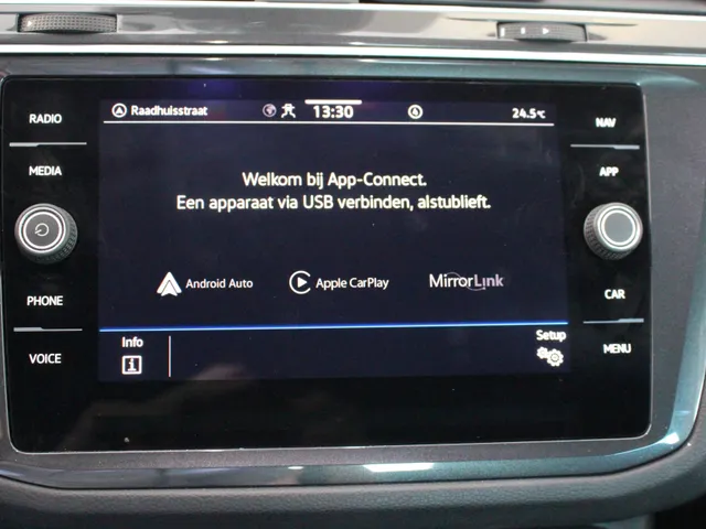 Volkswagen Tiguan 1.5 TSI Life Navigatie | Trekhaak | Parkeercamera | All Season Banden