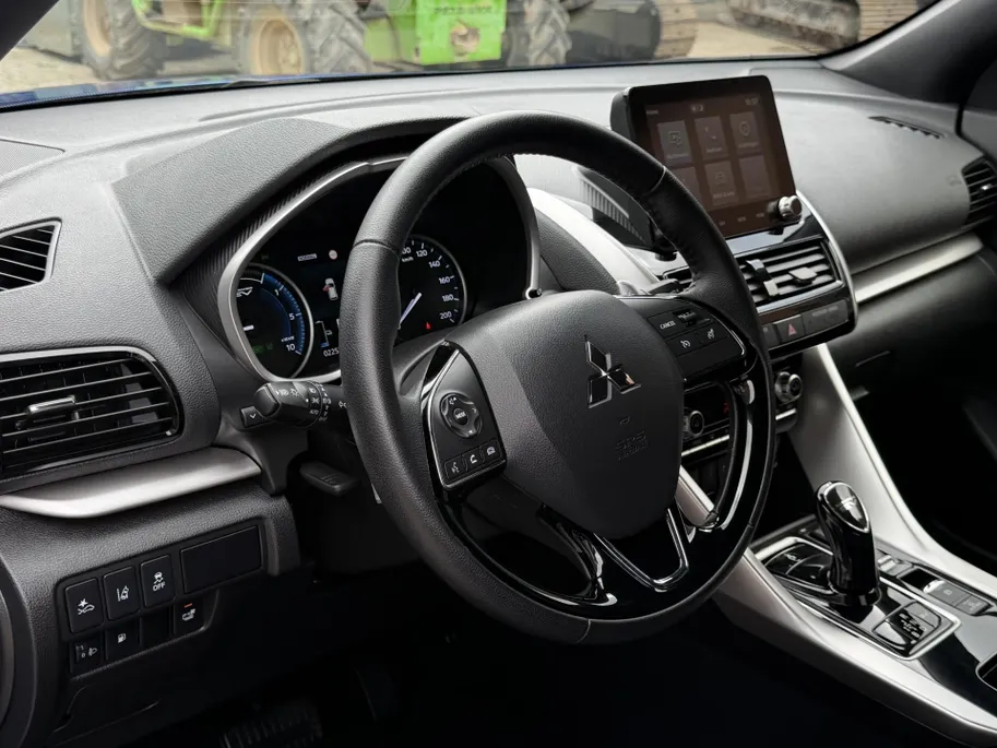 Mitsubishi Eclipse Cross 2.4 PHEV Intense+ | Stoel- en stuurverwarming | Elektrisch verstelbare stoelen | Trekhaak | Achteruitrijcamera | Parkeersensoren voor- en achter | Navi | Climate Control
