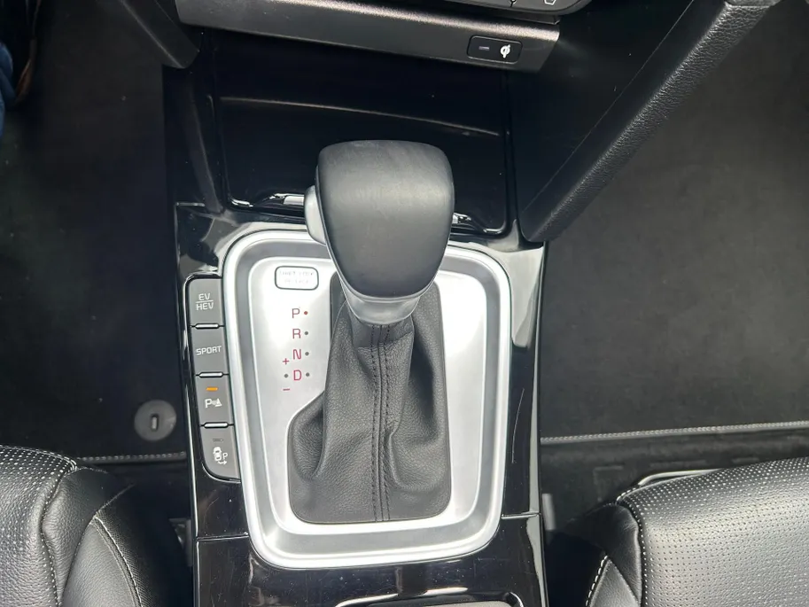 Kia XCeed 1.6 GDi PHEV ExecutiveLine | Trekhaak Afneembaar + 13-Polige Stekker | Apple Carplay / Android Auto | Navigatiesysteem | Stoelverwarming + Stoelkoeling | Stuurverwarming | Elektrisch Verstelbare Voorstoelen | Bestuurdersstoel Met geheugen | Elektrisch bed