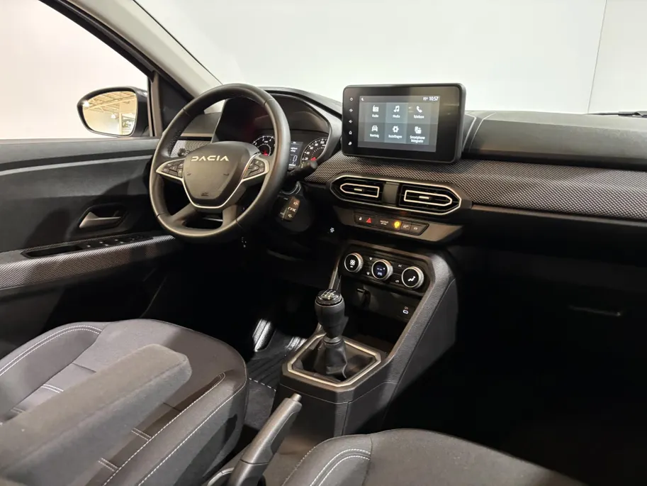 Dacia Sandero 90PK TCe Journey | Camera | Armsteun | Climate Control | Parkeersensoren | Apple CarPlay/Android Auto | Licht & Regen Sensor | Cruise Control | Lichtmetalen Velgen | Full LED |