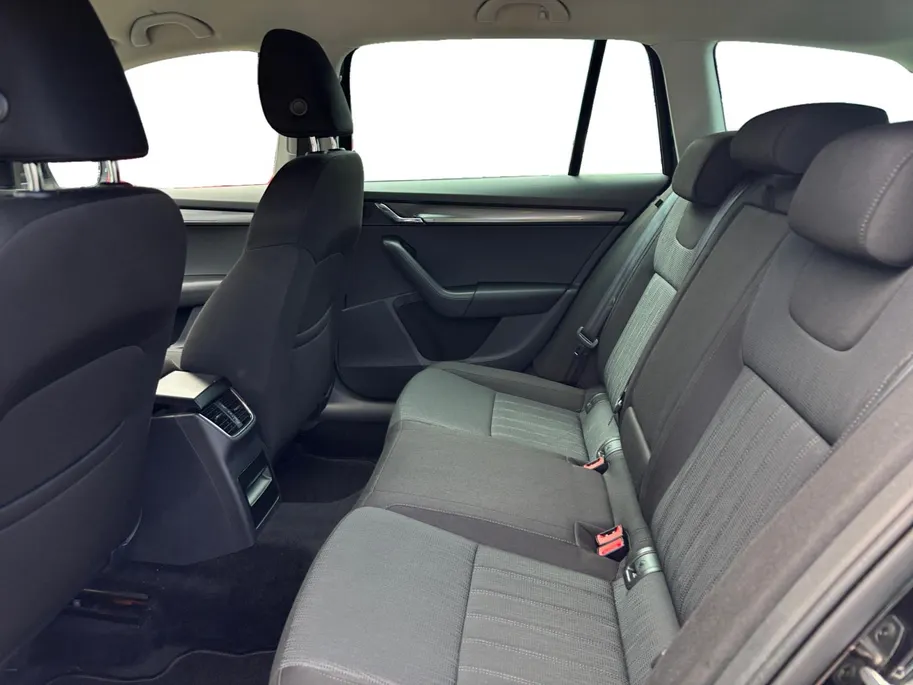 Škoda Octavia Combi 1.0 TSI Greentech Business Edition Plus | Weinig kilometers! | Afneembare Trekhaak | Achteruitrijcamera | Apple Carplay/Android Auto | Climate Control | 12 maanden garantie! |