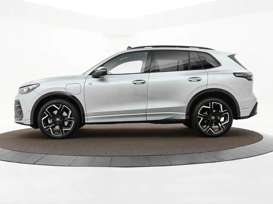 Volkswagen Tiguan 1.5 eHybrid 204pk DSG R-Line Edition · Panoramadak · 360 Camera · Inklap. Trekhaak · Matrix LED · Stuur- & Stoelverwarming + Massage · Achterbank verwarmd · Garantie t/m 09-10-2030 of 100.000km
