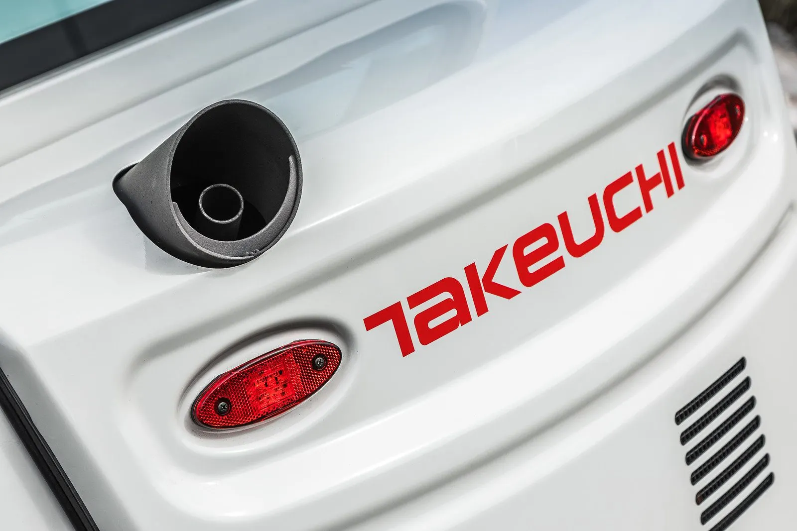 De omhoog gerichte uitlaat van de Takeuchi TB225