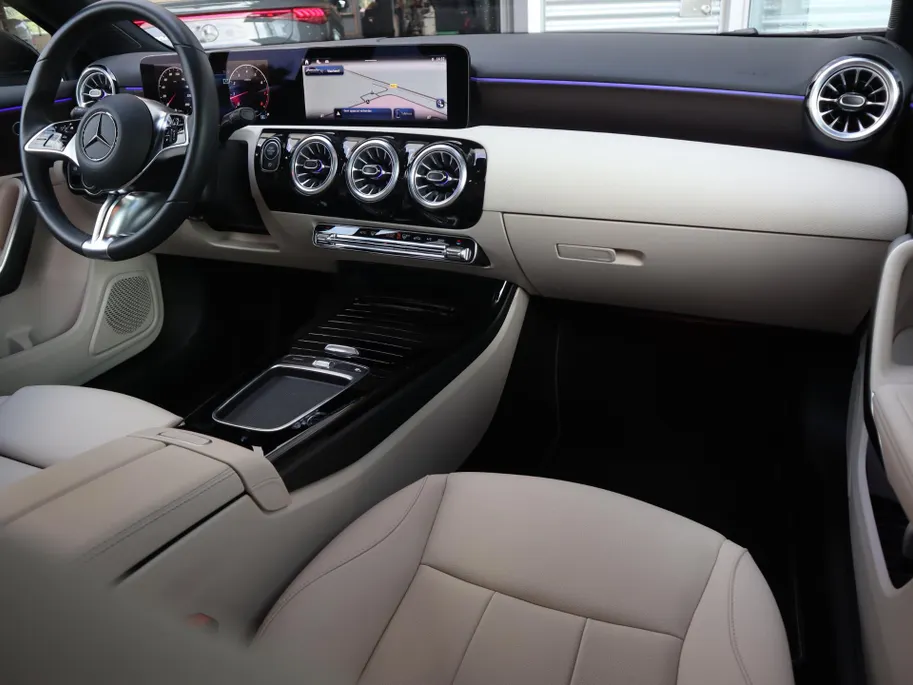 Mercedes-Benz A-Klasse 180 Star Edition Luxury Line l Keyless l Panoramadak l Stoelverwarming