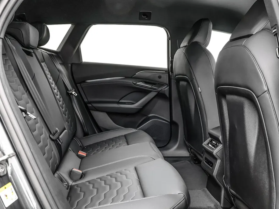Audi A6 e-tron S edition 83 kWh 286 PK · Trekhaak elek. wegklapbaar · Zwarte lederen sportstoelen · Optiekpakket zwart