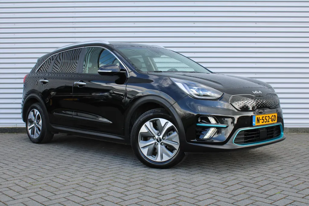 Kia e-Niro DynamicPlusLine 64 kWh | Warmtepomp | Schuif/kantel dak | 17' LM | Airco | Cruise | Navi | Camera |