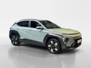 Hyundai Kona 1.6 GDI HEV Premium | Trekhaak Afn 13polig| Apple Carplay / Android Auto | Navigatiesysteem | Elektrisch Verstelbare Voorstoelen | Bestuurdersstoel + Geheugen | Parkeersensoren Voor + Achter | Camera Voor + Achter | Stoelverwarming + Stoelkoeling | Stuurv