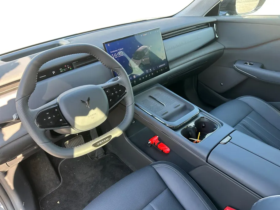 Voyah Courage Business Edition 80 kWh Full Option | Direct Leverbaar | Head Up Display | Stoel koeling,-verwarming & massage | Memorystoelen | 360 Camera | Level 3 Autonoom rijden | Schuif- & Kanteldak | Draadloze Telefoonlader | Elektrische Achterklep |