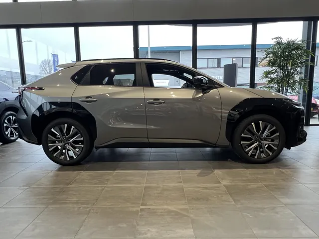 Subaru Solterra 4E-xperience 73.1 kWh | NIEUW MODEL!!! | 100% Elektrisch | Uit Voorraad Leverbaar | Panoramisch Dak | Dubbelen Draadloze Telefoonoplader | Nieuw Multimedia Systeem