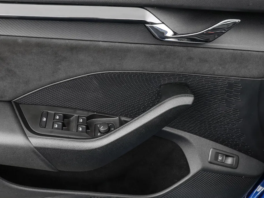 Škoda Octavia Combi 1.4 TSI 245pk DSG RS iV PHEV Business · Panoramadak · Apple/Android Car Play · P-Sensoren · Sfeerverlichting · 18'' Inch ·