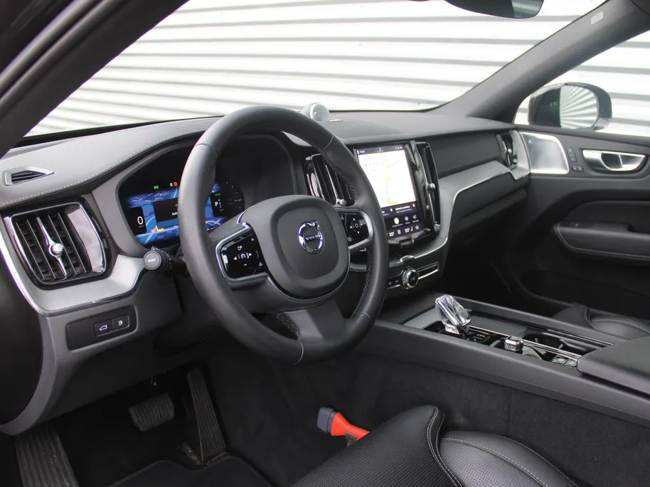Volvo XC60 2.0 T8 Plug-in hybrid AWD Ultimate Black Edition | Trekhaak elektr. | Luchtvering | Schuifdak | Leer | Geheugenstoelen | B&W audio | Stoelventilatie | Winterset | Zeer nette auto |