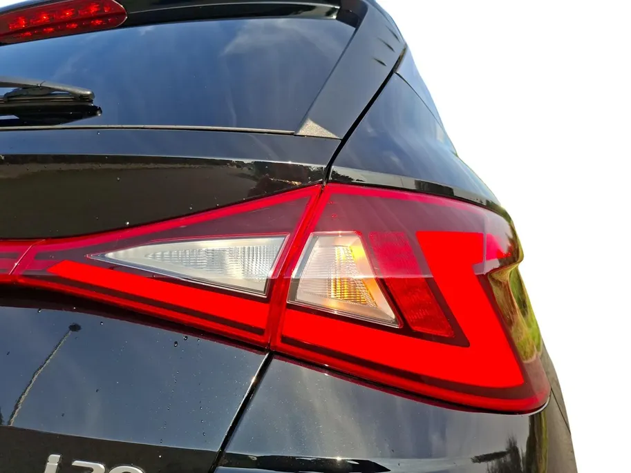Hyundai i20 1.0 T-GDI Premium | Adaptive Cruisecontrol | Climate Control | Dodehoekdetectie | Stoel&Stuurwielverwarming | Camera | Parkeersensoren | Apple Carplay&Android Auto | BOSE Audio | 16' Lichtmetaal |