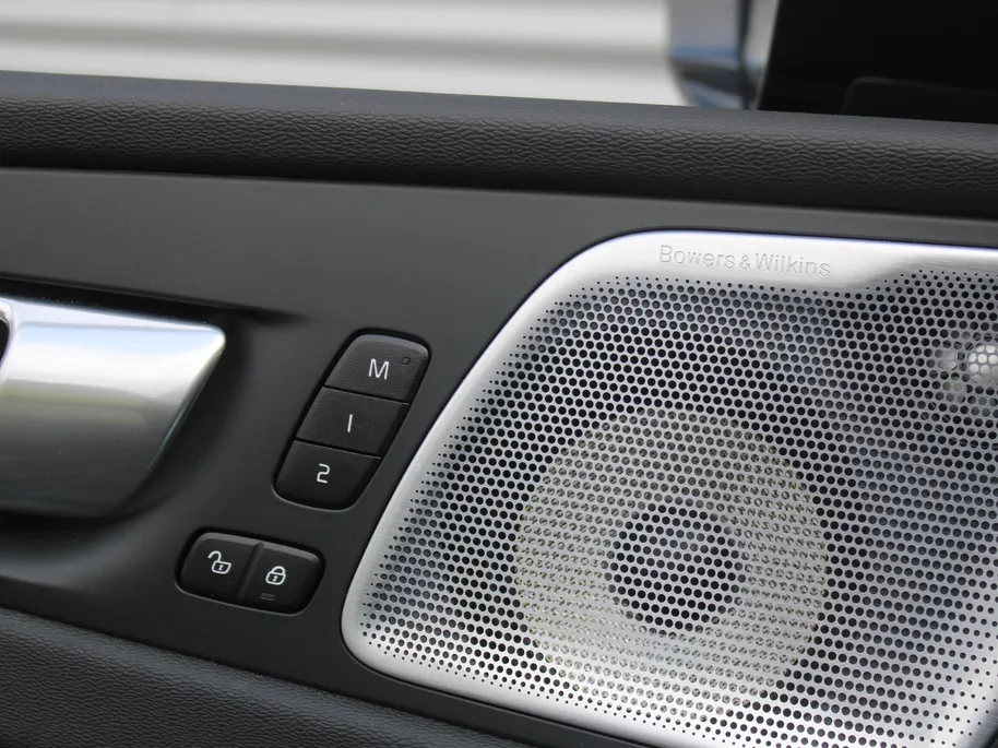 Volvo XC60 2.0 T8 Plug-in hybrid AWD Ultimate Black Edition | Trekhaak elektr. | Luchtvering | Schuifdak | Leer | Geheugenstoelen | B&W audio | Stoelventilatie | Winterset | Zeer nette auto |
