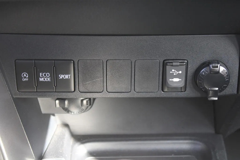 Toyota RAV4 2.0 VVT-i AWD Dynamic | 17' LM | Airco | Navi | Camera | Trekhaak | Automaat |