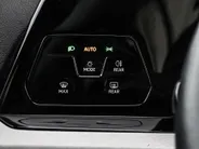 Volkswagen Golf 1.0 eTSI 110pk DSG Life · Camera · Apple/Android Car Play · Sfeerverlichting · P-Sensoren · Navigatie · 16'' Inch · Garantie t/m 04-02-2028 of 100.000km  · EXTRA INRUILKORTING ·
