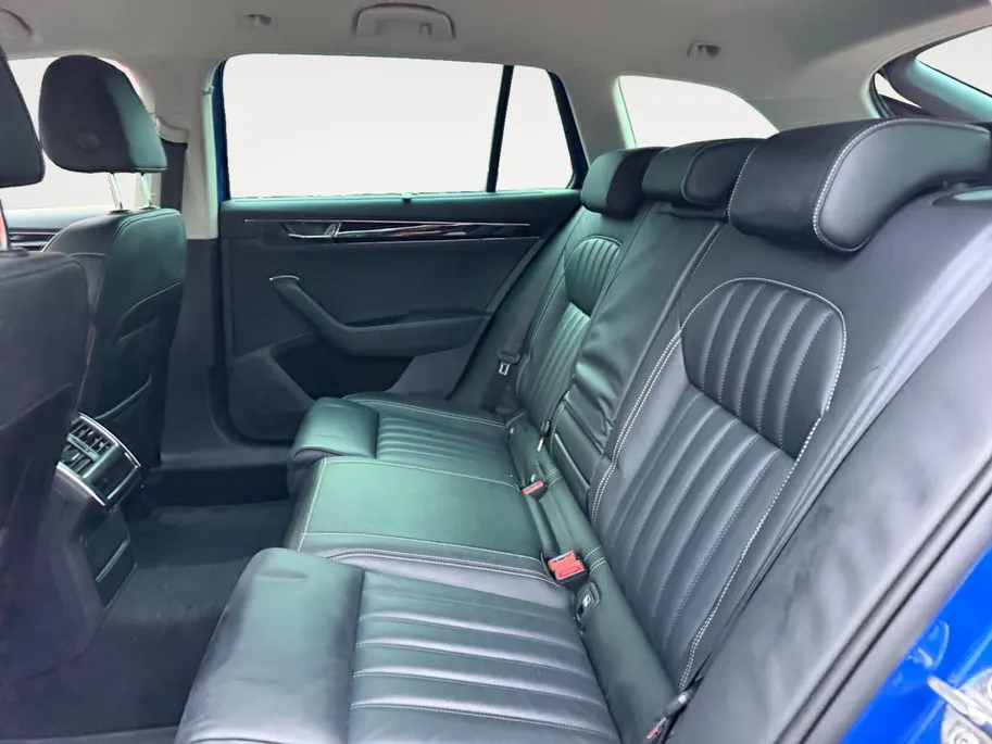 Škoda Superb Combi 1.4 TSI iV Laurin & Klement | Geheugenfunctie berijdersstoel | Climate | Achteruitrijcamera | Parkeersensoren | Navigatie |