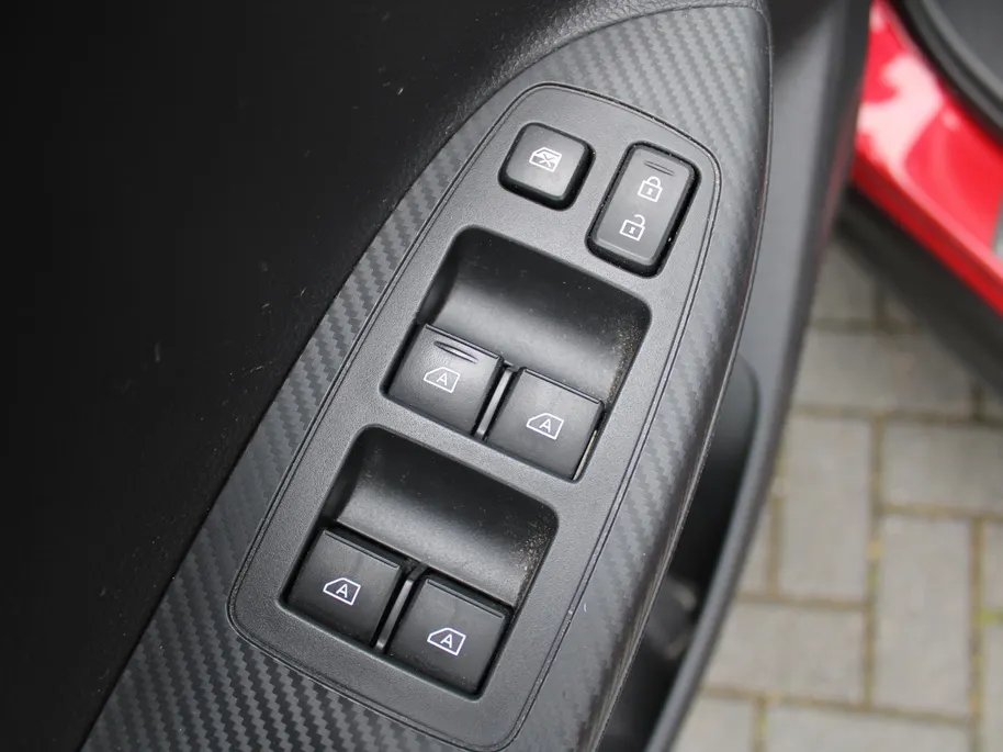 Mitsubishi Eclipse Cross 2.4 PHEV First Edition | Camera rondom | Stuur/stoelverwarming v+a | HUD | Winterset op LM | Dakdragers |