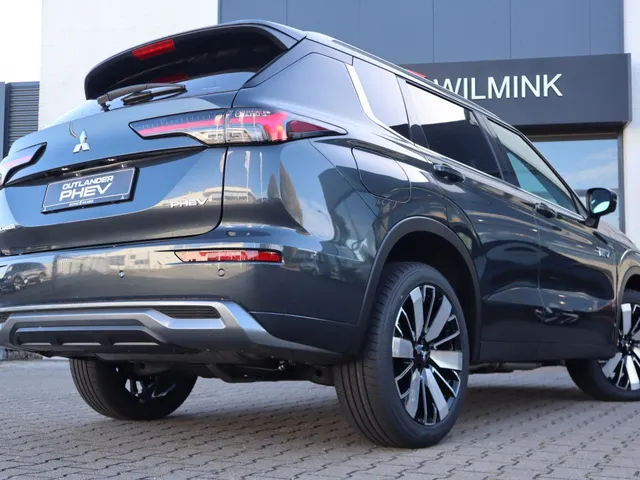 Mitsubishi Outlander 2.4 PHEV Instyle | Schui/Kantel Dak | Stoel Verwarming/Ventilatie | 1.600 KG Trekgewicht |
