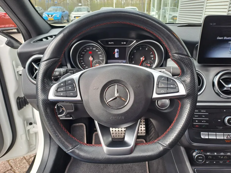 Mercedes-Benz GLA 180 Business Solution AMG AUTOMAAT | Trekhaak | Schuif/kanteldak | Navigatie | Camera | AMG-styling | Climate | Sensoren | Apple Carplay/Android Auto | Cruise | Stoelverwarming