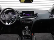 Kia Ceed Sportswagon 1.5 T-GDi DynamicPlusLine | Stoel- & stuurverwarming | Camera | Clima | Cruise adapt. | LED | Navi | Elek. achterklep | 16' LM |