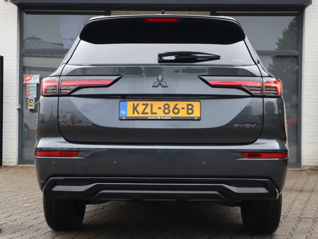 Mitsubishi Outlander 2.4 PHEV Black Edition All Seasons | Yamaha sound