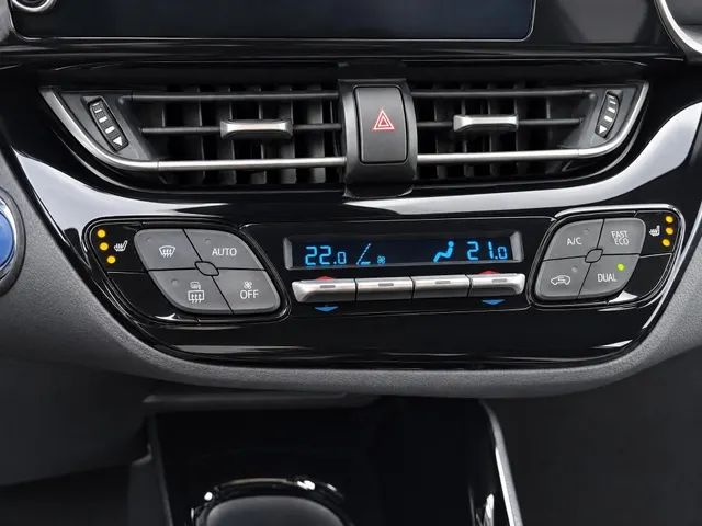 Toyota C-HR 1.8 Hybrid Style Bi-Tone | Parkeersensoren | Stoelverwarming