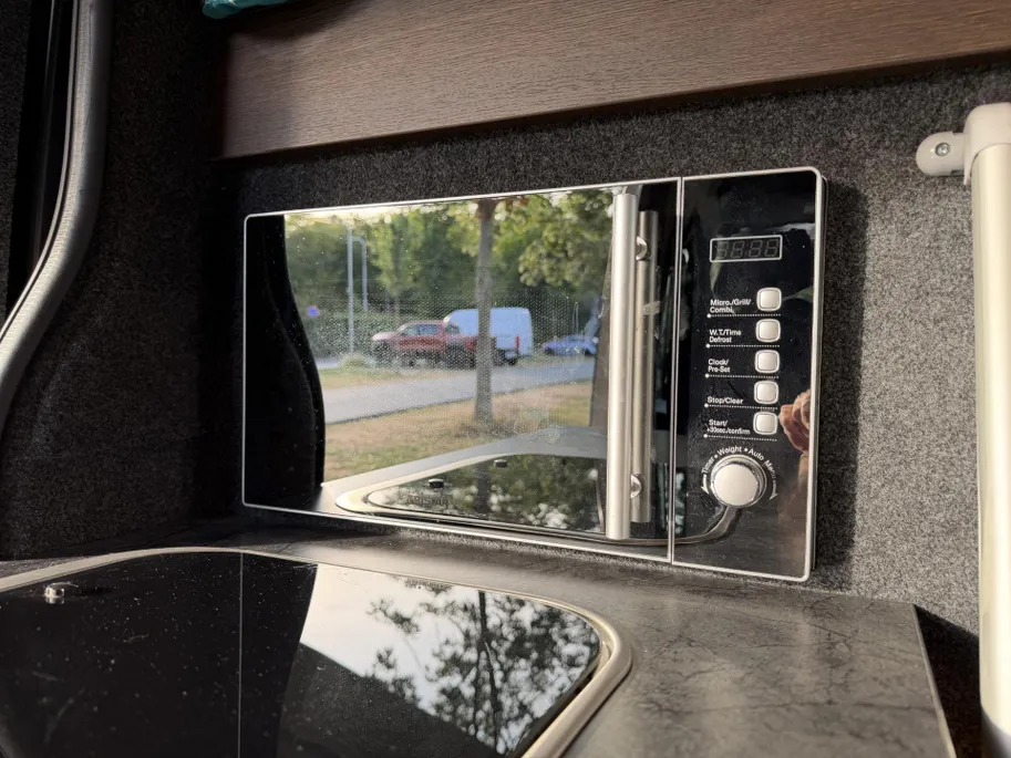 Renault Master T35 2.3 dCi 135 L3H2 Work Edition | Camper Edition | Motorsport Edition | Thule Omnistor Luifel | Airco in Leefruimte | TV | Koelkast | Magnetron | Volledig Bed | 2 Lederen Stoelen | DAB | LED Verlichting Leefruimte |
