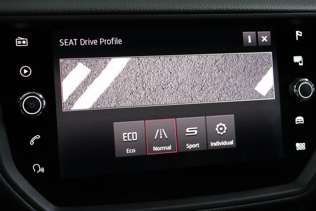 SEAT Arona 1.0 TSI FR Business Intense / 18'' LMV / FULL LED / CAMERA / KEYLESS /