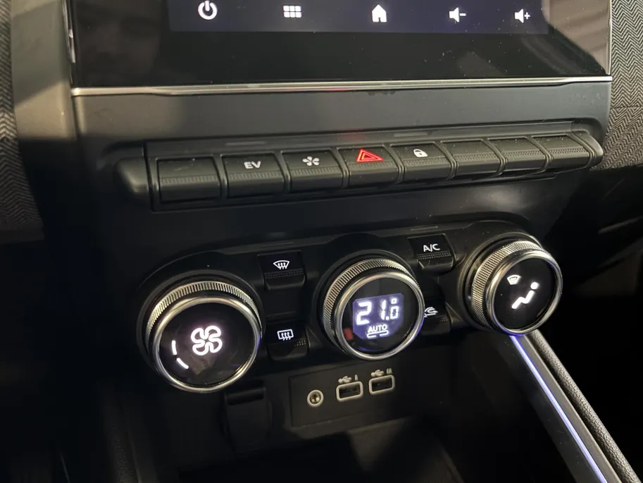 Renault Clio 145PK E-Tech Full Hybrid Techno Automaat | Digital Cockpit | 9,3' Navi | Climate Control | Apple CarPlay/Android Auto | Camera | Cruise Control | Armsteun | Lichtmetalen Velgen Hoogglans Zwart |