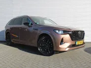 Mazda CX-80 2.5 e-SkyActiv PHEV Homura Plus | Trekhaak | Stuur-/stoelverwarming + ventilatie | 360 Camera | Schuifdak | Elek. stoelverst. | 20' LM | Leer | 7-zits |